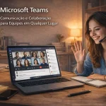 Microsoft Teams em laptop mostrando videoconferência com equipe reunida e chat lateral ativo em ambiente de home office